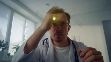 治疗师检查<strong>反应</strong>眼睛学生观点视频医生工作诊所